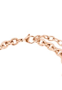 Bracciale in oro rosa con maglie intrecciate e chiusura a moschettone. Superficie liscia con finitura lucida e un sottile dettaglio di branding.