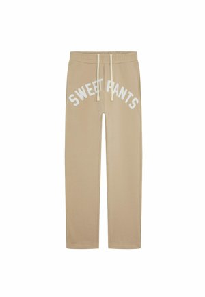 Pantalons de survêtement beige avec taille élastique et cordon de serrage, ornés d'un grand texte blanc "SWEET PANTS" imprimé en arc au dos. Tissu doux.