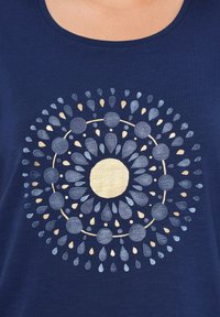 Ulla Popken EN A À COL ROND ET MANCHES COURTES MANDALA - Triko s potiskem - inky blue