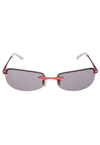 Occhiali da sole con lenti scure, dettagli rossi sulla montatura e punte bianche sulle tempie. Design snello e sportivo con una struttura leggera.