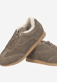 Chaussures en daim marron avec une doublure en fausse fourrure douce, dotées d'un bout rond, d'un discret motif ondulé et d'une semelle en caoutchouc. Les lacets sont marron.