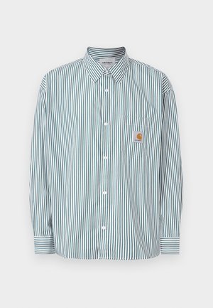 Srajca s črtami v zeleni in beli barvi, z ovratnikom na gumbe, dolgimi rokavi, sprednjim žepom in majhno etiketo z logotipom.