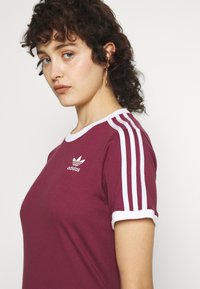 adidas Originals 3 STRIPES - Potiskana majica - victory crimson
