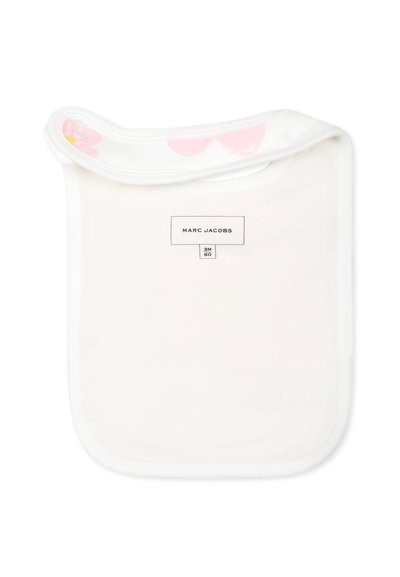 Bavoir blanc en matériau doux, avec un motif floral rose en haut. L'étiquette indique "MARC JACOBS", taille 3M. Texture lisse dans l'ensemble.