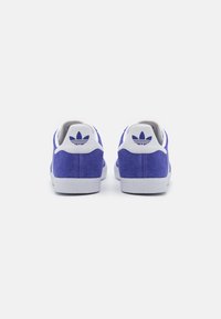 adidas Originals GAZELLE UNISEX - Sneakers - energy ink/cloud white/gold metallic