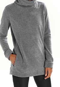 Szary, długi sweter z długim rękawem, z wysokim kołnierzem, miękką teksturą, bocznymi kieszeniami i luźnym krojem, z zaokrąglonym dołem i ściągaczami przy mankietach.