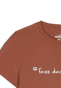 Rostfarbener Baumwoll-T-Shirt mit kurzen Ärmeln, Rundhalsausschnitt und weißem Textdesign mit dem Spruch "Fass das." Glatte Textur.