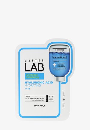 Ansigtsmaskepakke mærket "Master Lab Intensive Hydrating Hyaluronic Acid" med en grafisk fremstilling af en blå vandflaske og fugtgivende fordele.