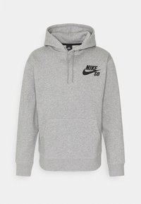 Sudadera gris con bolsillo canguro, presenta un logo negro de Nike SB en el lado izquierdo del pecho; hecha de tela suave con capucha ajustable.