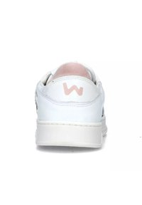 Sneaker bianco con finitura testurizzata, accentuazione rosa sul tallone e un discreto dettaglio del logo. Presenta una forma arrotondata e una linguetta imbottita.