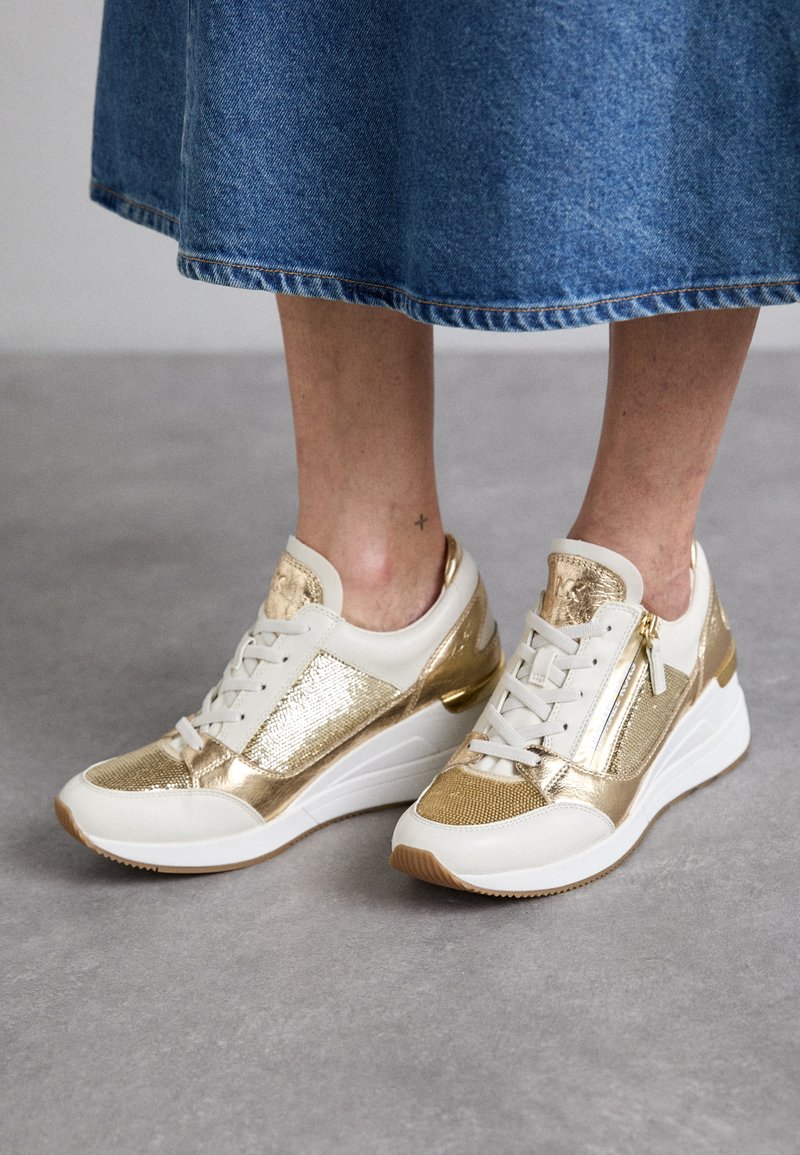 MICHAEL Michael Kors DARBY WEDGE TRAINER - Baskets basses - pale gold