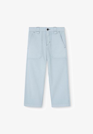 Pantalones de color azul claro hechos de tela tejida, con un diseño de pierna recta, dos bolsillos frontales y detalles de costura en contraste.