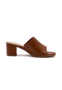 Bruine leren open teen mules met een gebogen bovenkant en blokhak. Gladde textuur met subtiele stiksel details en een patroon op de zool.
