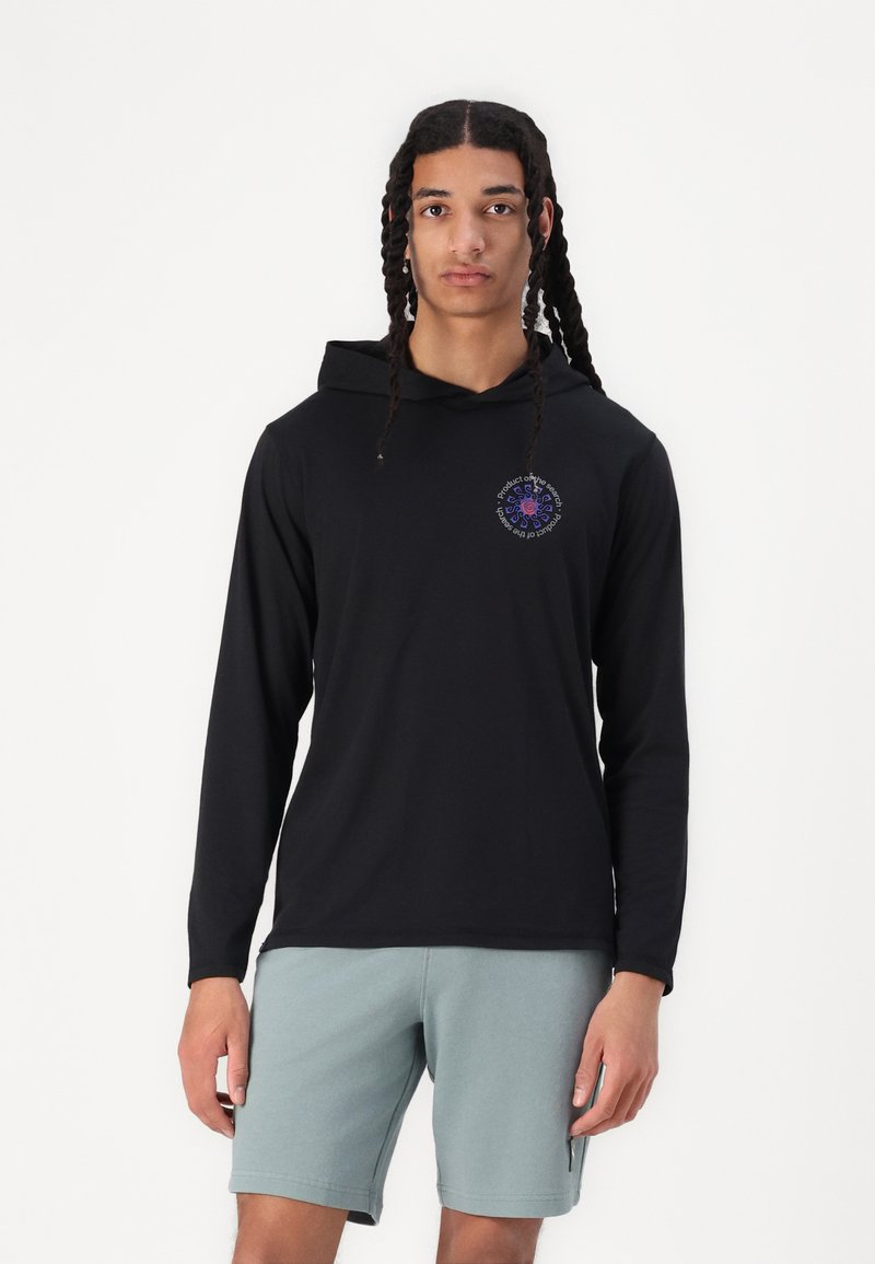 Haut à capuche noir à manches longues avec un graphique sur le devant, associé à un short bleu clair. Tissu lisse, design à capuche, coupe décontractée.