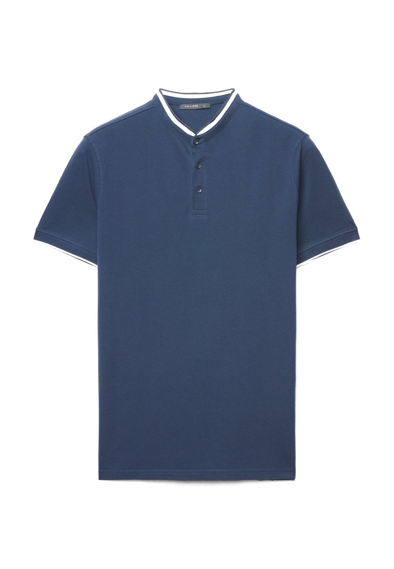 Polo a maniche corte blu navy con collo a risvolto, due bottoni e dettagli bianchi su colletto e maniche. Realizzata in tessuto di cotone.