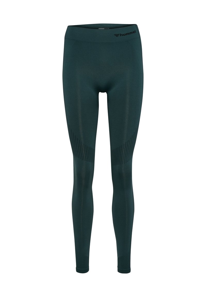 Donkergroene high-waisted legging gemaakt van rekbare stof met een getextureerd patroon aan de zijkant en een logo op de tailleband.