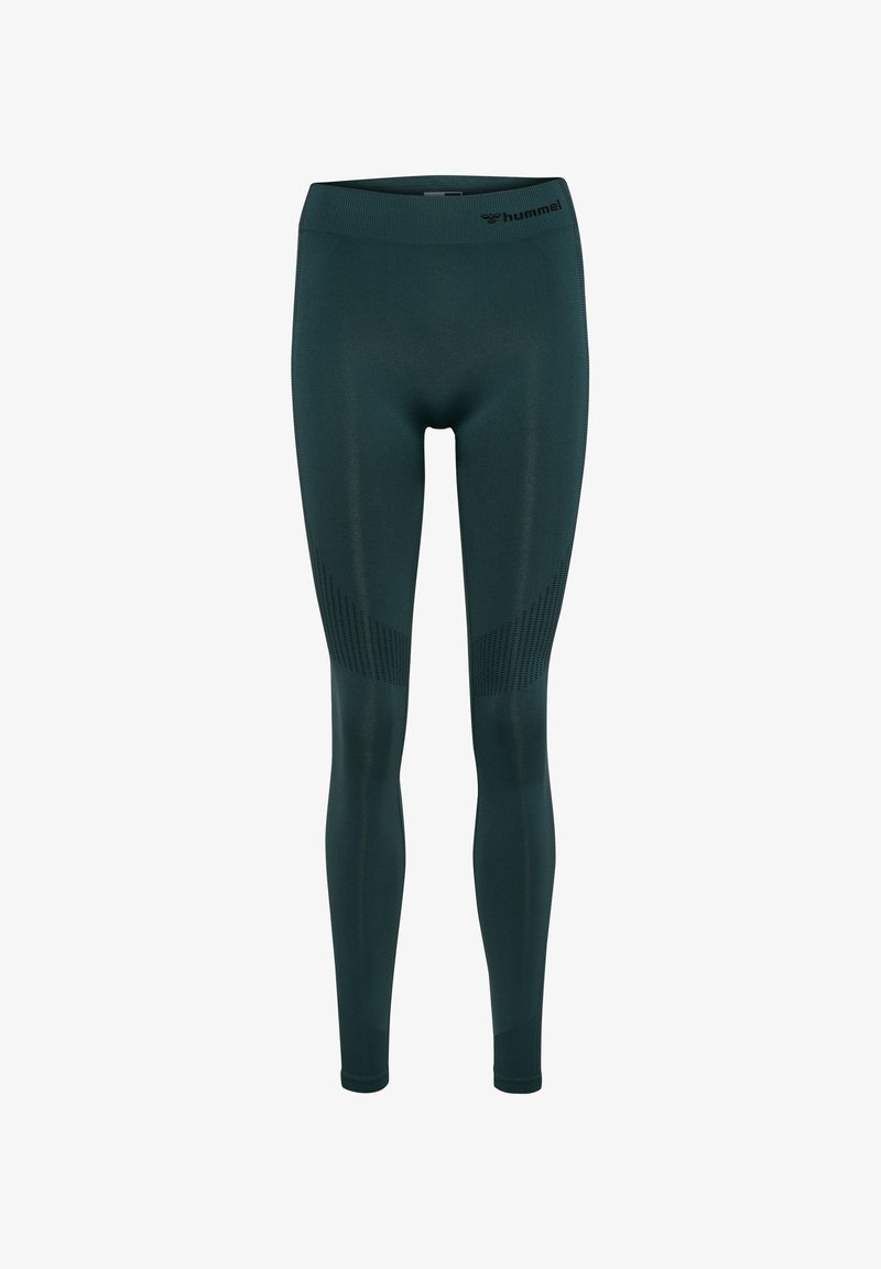 Dopasowane ciemnozielone legginsy z wysokim stanem, wykonane z elastycznego materiału z teksturowanym wzorem po bokach oraz logo na pasie.