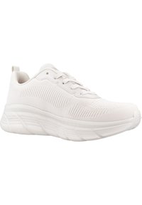 Scarpe da ginnastica bianche con tomaia in maglia texturizzata, colletto imbottito e una suola spessa e pattern progettata per comfort e supporto.