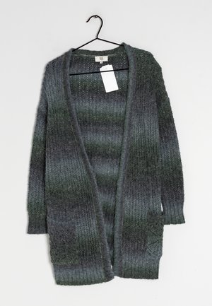 Strickjacke in dunkelgrün und grauem Verlauf mit gerippter Textur, offenem Vorderteil und zwei vorderen Taschen. Mit Hangtag.