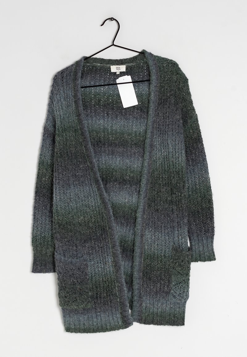 Cardigan lavorato a maglia in gradiente di verde scuro e grigio, con texture a coste, apertura frontale e due tasche anteriori. Include un'etichetta di sospensione.