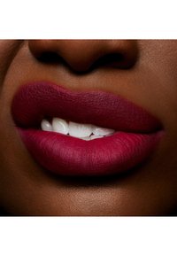 MAC POWDER KISS LIQUID LIPCOLOUR - Flytande läppstift - burning love