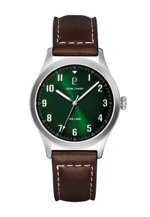 Ronde zilveren horloge met groene sunburst-wijzerplaat, witte cijfers, lichtgevende wijzers, bruine leren band met witte stiksels en zijkroon.