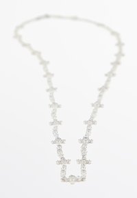 Collana d'argento con design a maglie, dettagli in cristallo trasparente, forme alternate e finitura lucida. Leggera e delicata.