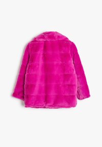 Giacca in pelliccia sintetica di colore rosa acceso, con una forma squadrata, texture morbida e motivo a strisce orizzontali sulla schiena.