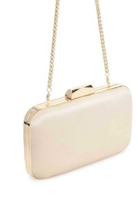 Bézs színű szatén borítéktáska aranyszínű fém díszítésekkel, téglalap alakú, láncos pánttal és kapcsos záródással. Simogatású felület finom fényes csillogással.