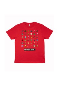 Rode katoenen T-shirt met pixelachtige Minecraft-iconen afgedrukt op de voorkant, waaronder zwaarden, voedselitems en gereedschappen. Tekst "MINECRAFT" aan de onderkant.