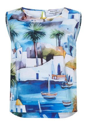 Mouwloze top met kleurrijke print van een kustdorp met witte gebouwen, blauw water, zeilboten en palmbomen.