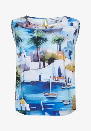 Ärmelloses Top mit buntem Druck eines Küstendorfs mit weißen Gebäuden, blauem Wasser, Segelbooten und Palmen.