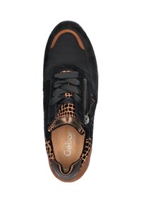 Zwarte sneaker met een gemengde materiaald ontwerp met suède en accenten in reptielenpatroon. Voorzien van veters en rits, met bruine details.