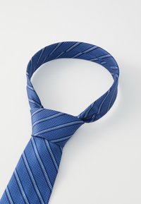 Modrá kravata se strukturovanou tkaninou a diagonálními pruhy světle modré barvy. Uvázána do uzlu, s hladkým vzhledem a elegantním designem.