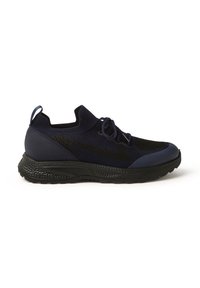 Zapatillas deportivas azul marino con parte superior de punto, suela media negra texturizada y punta redondeada. Presentan cordones y una tira en el talón.