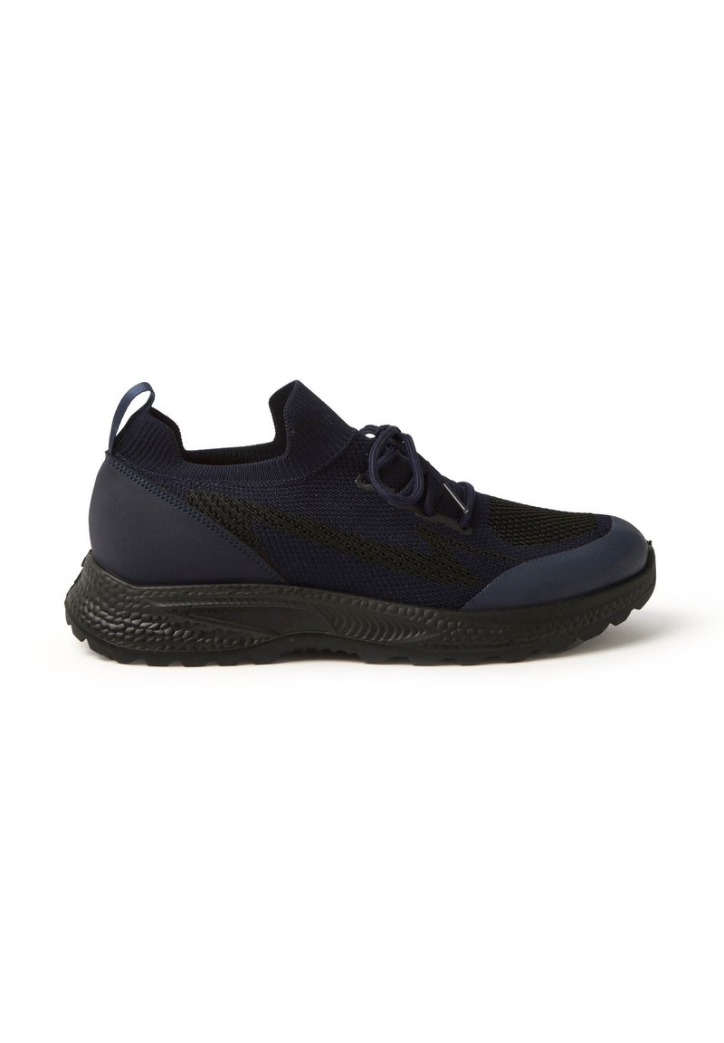 Zapatillas deportivas azul marino con parte superior de punto, suela media negra texturizada y punta redondeada. Presentan cordones y una tira en el talón.