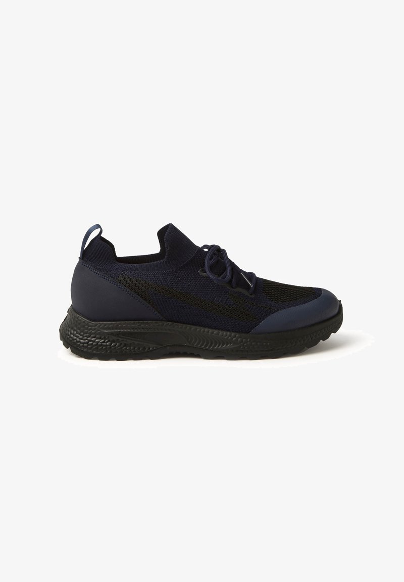 Scarpe sportive blu navy con tomaia in maglia, suola intermedia nera texturizzata e punta arrotondata. Presentano lacci e un manico sul tallone.
