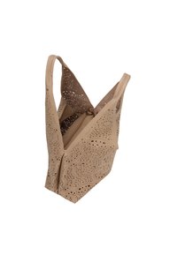 Beige tote bag met uitsnijden, voorzien van twee handvaten en een ritsvak. Gemaakt van flexibel materiaal met een gladde textuur.