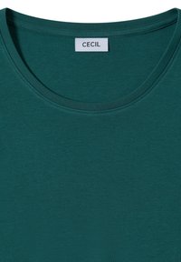 Turkusowy t-shirt z krótkim rękawem i okrągłym dekoltem, wykonany z miękkiego materiału. Posiada małą metkę z napisem "CECIL" na karku.