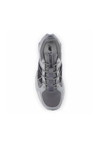 Baskets de sport grises en matériau synthétique et en mesh, avec un bout texturé, des lacets et un talon renforcé. Les accents incluent un logo sur la languette.
