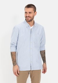 Blauw-wit gestreepte lange mouwen blouse met een button-down kraag, borstzak en opgerolde mouwen, gemaakt van lichte stof.