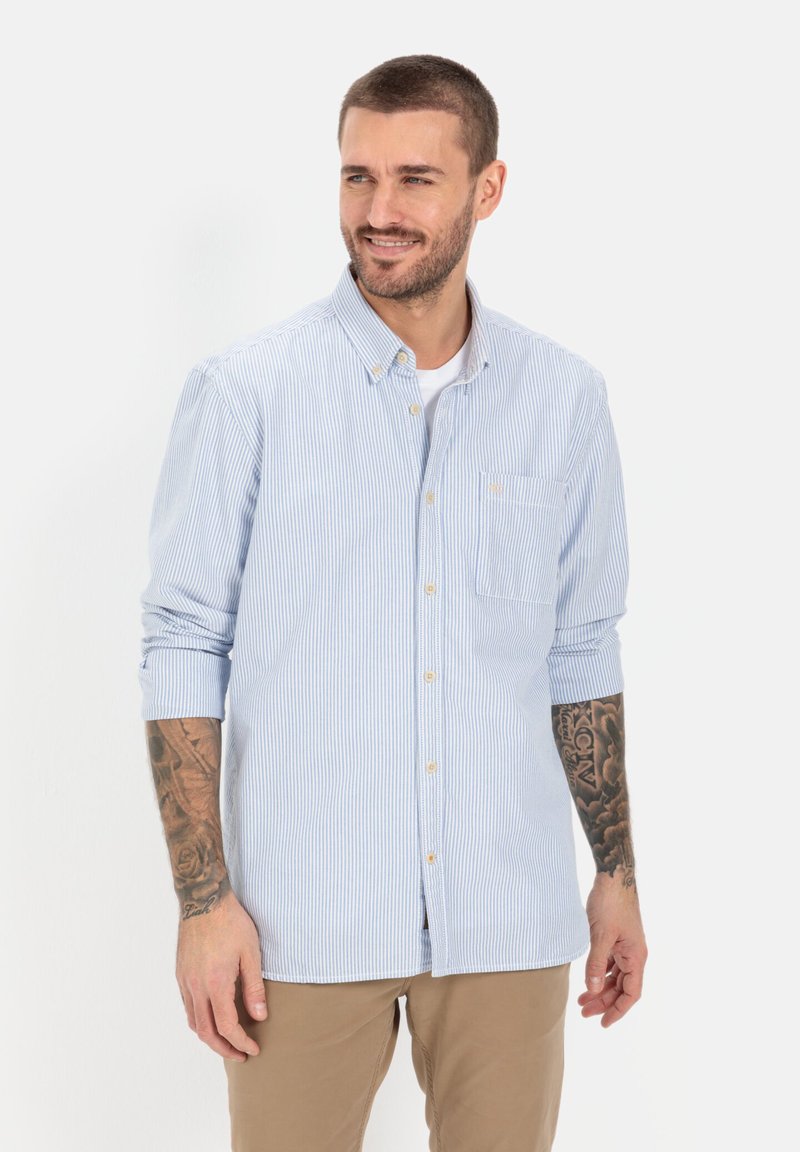 Blauw-wit gestreepte lange mouwen blouse met een button-down kraag, borstzak en opgerolde mouwen, gemaakt van lichte stof.