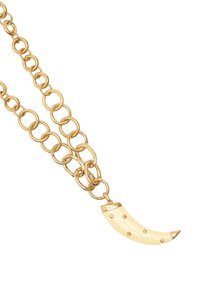 Złoty naszyjnik z dużymi, splecionymi pętlami, z wydłużonym zawieszką w kształcie rogu w kolorze kości słoniowej z złotymi akcentami.