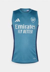 Débardeur aqua sans manches mettant en avant le logo d'Arsenal, le texte "Emirates Fly Better" et des accents latéraux bleu marine. Fabriqué en tissu lisse.