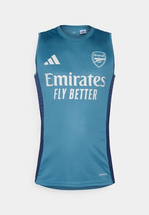 Akvana bezrukavna majica s Arsenal logom, natpisom "Emirates Fly Better" i tamnoplave bočne akcentima. Izrađena od glatkog materijala.