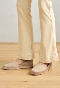 Unselected, beige
