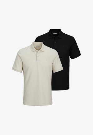 Due polo shirt: uno in beige chiaro con tessuto testurizzato e uno in nero uniforme. Entrambi hanno maniche corte e colletto classico.