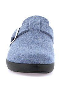 Zoccoli in feltro blu con punta arrotondata, cinturino in pelle regolabile e suola in gomma nera. Texture morbida con una finitura uniforme e leggermente pelosa.