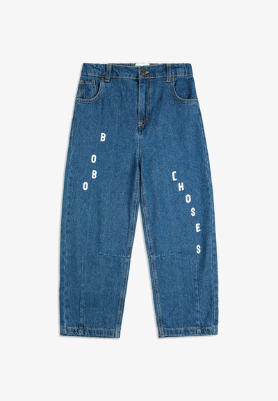 Siniset farkut, joissa on reilu istuvuus, etuosassa valkoiset kirjaimet "BOBO" ja "CHOSES". Klassinen viiden taskun muotoilu ja nappikiinnitys.