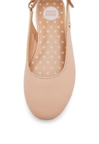 Zapato plano tipo slingback en material color melocotón claro, con punta redonda y plantilla con patrón de estrellas. Cuenta con una correa decorativa y un acento dorado.